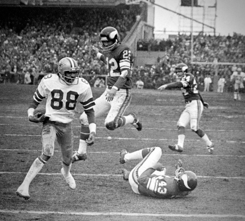 Drew Pearson carrying the football for the Dallas Cowboys